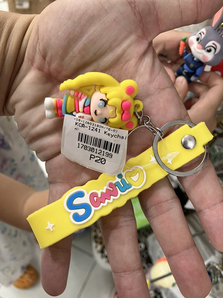 Kuya_Kaz's tweet photo. フィリピンの田舎でキティちゃんとセーラームーンのコラボキーホルダーを発見🇵🇭

しかも50円笑

てかセーラームーンはサンリオだったっけ？... https://t.co/Sq662krrT6