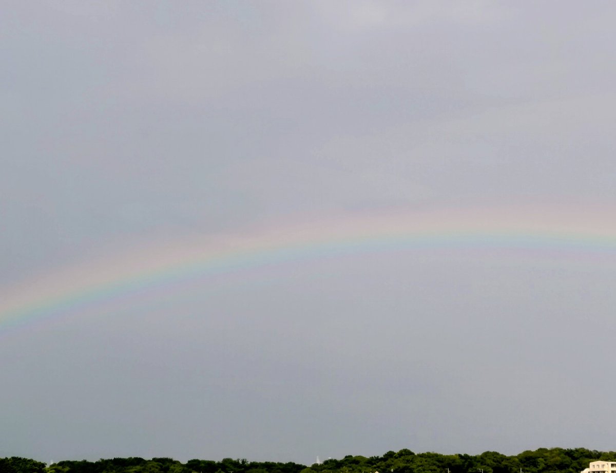 satocott's tweet photo. 曇り空に、ほんのりと虹🌈 https://t.co/78DAagKah2