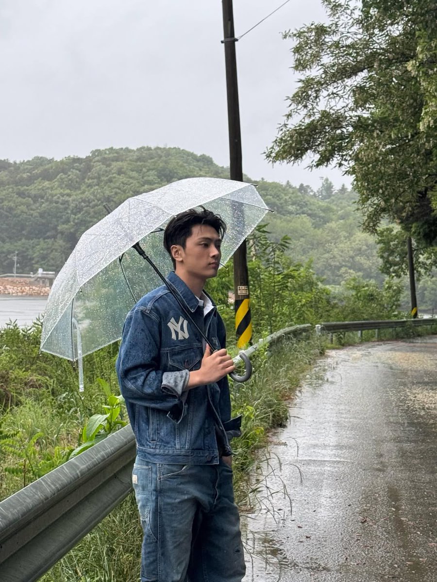 ohgawdjay's tweet photo. ☔️🐈‍⬛ #JAY https://t.co/bNiviZC9uG