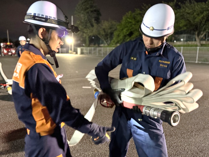 Fujisawa_Fire_D's tweet photo. 【消防団】夜間訓練が始まりました🚒
７月５日（日）開催の操法大会に向けた訓練です。出場選手は４人ですが、各分団がチームとして教え合い・支え合い、現場で活きる技術や知識を伝承しています！

＃いつもありがとう消防団　＃消防団を知ってほしい　＃藤沢市消防団　＃消防団　＃湘南 https://t.co/0QVFslOd6j