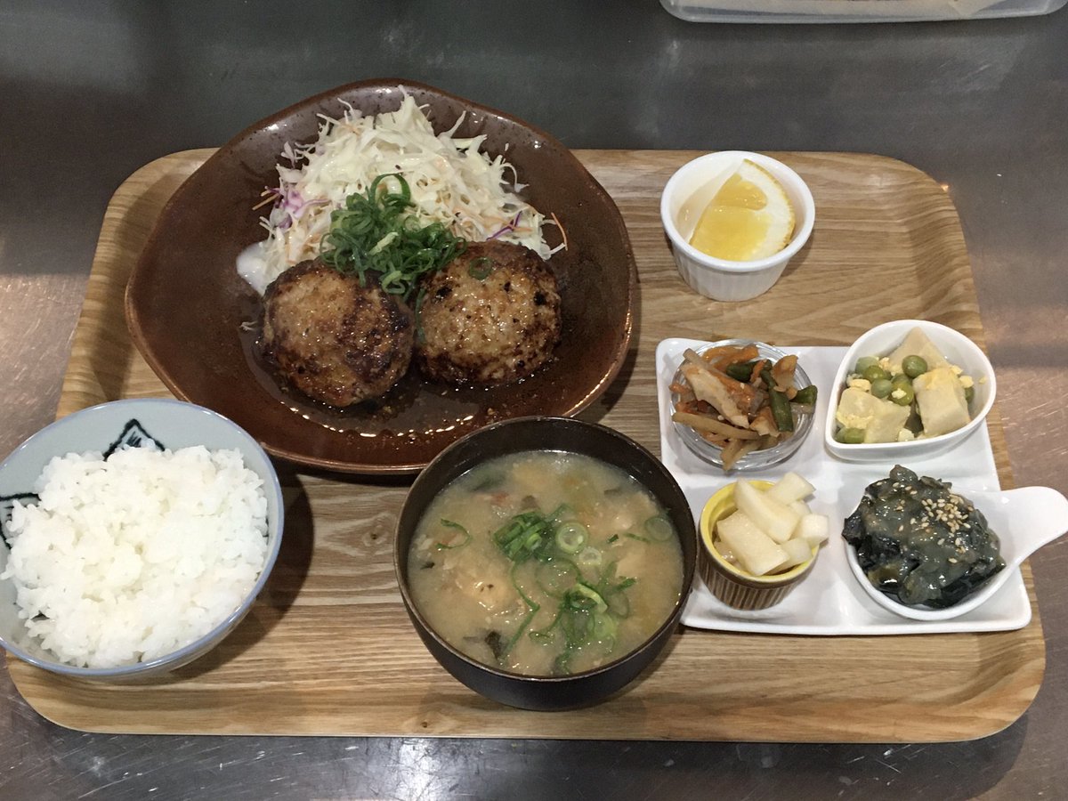 yu_sadayan's tweet photo. Oggi dolce 〜本日の甘いもん〜

暑い時にピッタリのさわやか〜なチーズケーキです☺️

ではでは夜も楽しんでいきましょ〜😆

ハンバーグはあと…二人前です♪

#隠れ家酒場ファミリア
#きたまち食堂ファミリア
#ドルチェ https://t.co/9zBd8hiRkx
