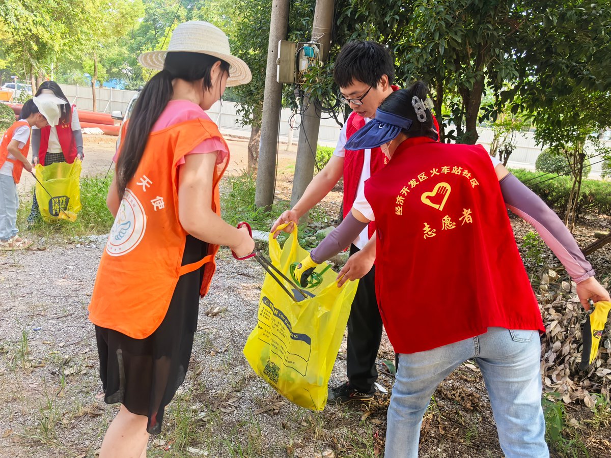 YamanAbbar1's tweet photo. Join our neighborhood cleanup this Sat, 9 AM at Central Park! Bring gloves u0026 masks, free snacks provided. Let’s make our community shine together! ， https://t.co/3zIueIUXYy