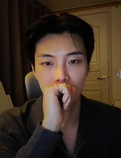 su__poto's tweet photo. 소년.                                      남자어른

준혁이 변천사
나는 남자어른��…

찰칵이들은!? https://t.co/6Jsl6mjHO1