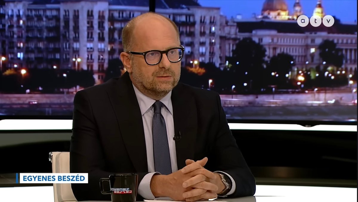 csorike1520's tweet photo. Az igazi jogi zseni nem parázik, ő aláír 

​Nézzük csak, gyerekek, hogyan működik a valódi, csúcsra járatott állami hatékonyság! Az ATV-ben Horváth Lóránt ügyvéd úr olyat dobott be az Aranykonvoj-ügy kapcsán, hogy a fal adja a másikat.

​Képzeld el a szituációt: negyedikén valakinek eszébe jut, hogy az ukrán pénzszállítókat le kell kapcsolni, megíródik a feljelentés, átfut a NAV-on, a TEK már csőre töltve várja a parancsot, és másnap reggel tízkor már indul is a roham... 24 óra alatt! Hát nem király? Nálunk bezzeg egy nyomorult építési engedélyre hónapokat vársz, de ha politikai megrendelésre kell egy kis akció, a bürokrácia hirtelen fénysebességre kapcsol.

​És ki tette fel erre a koronát? Hát Sulyok Tamás!

​A forgatókönyv Oscar-díjas! Emberünk épphogy hazaesik az Egyesült Államokból, még le sem tette a bőröndöt, de a parlament által sebtében összedobott, visszamenőleges hatályú, a bíróságokat teljesen kikapcsoló törvény már az asztalán landol. És ő, mint a jogállam legfőbb őre, a volt Alkotmánybírósági elnök, mit csinál? Gondolkodás nélkül aláírja!

​Figyelj csak, az ügyvéd úr szerint itt két verzió van, és egyik sem túl fényes a Sándor-palotára nézve⬇️ 

​„A” verzió: Pontosan tudta, mit ír alá, vagyis asszisztált ahhoz a jogalkotási sufnituninghoz, amit most terrorcselekményként emlegetnek... Vagyis bűnrészes.

​„B” verzió: Fogalma sem volt róla, mi van a papíron, csak kellett a szignó a gépezetbe... Vagyis alkalmatlan.

​Hát nem csodálatos? Egy igazi jogi polihisztor, aki éveken át azt menedzselte, hogy az Alkotmánybíróság nehogy belepiszkálhasson az Alaptörvény módosításaiba, most hirtelen pont az Alkotmánybírósághoz szaladna sírva, mert az új kétharmad ugyanazzal a módszerrel akarja kitenni a szűrét.

​Szóval a nagy kérdés már csak az, bűnös vagy alkalmatlan? Vagy esetleg a kettő együtt, egy fullos csomagban?

​A Központi Nyomozó Főügyészség feje már lemondott, a gátak repedeznek, a csontvázak meg úgy hullanak ki a szekrényből, mintha kötelező lenne... Vajon meddig bírja még a Sándor-palota a residual heat-et? 😉
#magyar2026 #Tisza2026