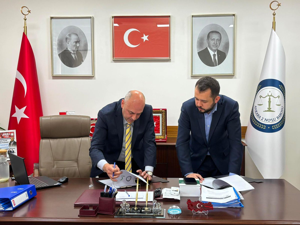 ankara2barosu's tweet photo. Ankara 2 No’lu Barosu ile Yeşilay Ankara Şubesi arasında iş birliği protokolü imzalandı.

Baro Başkanımız Av. Gökhan Ağdemir ile Yeşilay Ankara Şube Başkanı Sayın Bilal Tayyip Apaydın tarafından imzalanan programa, Cumhurbaşkanlığı Sağlık Politikaları Kurulu Üyesi Prof. Dr. Toker Ergüder ile Yeşilay Ankara Yönetim Kurulu Üyesi Av. Ramazan Balcı da iştirak etti.

Protokol kapsamında; bağımlılıkla mücadele, toplumsal farkındalığın artırılması, eğitim faaliyetleri ve ortak sosyal sorumluluk projeleri konusunda iş birliği yapılması hedeflenmektedir.

İmzalanan iş birliği protokolünün hayırlı olmasını temenni ediyor, nazik ziyaretleri dolayısıyla Sayın Bilal Tayyip Apaydın, Prof. Dr. Toker Ergüder ve Av. Ramazan Balcı’ya teşekkür ediyoruz.