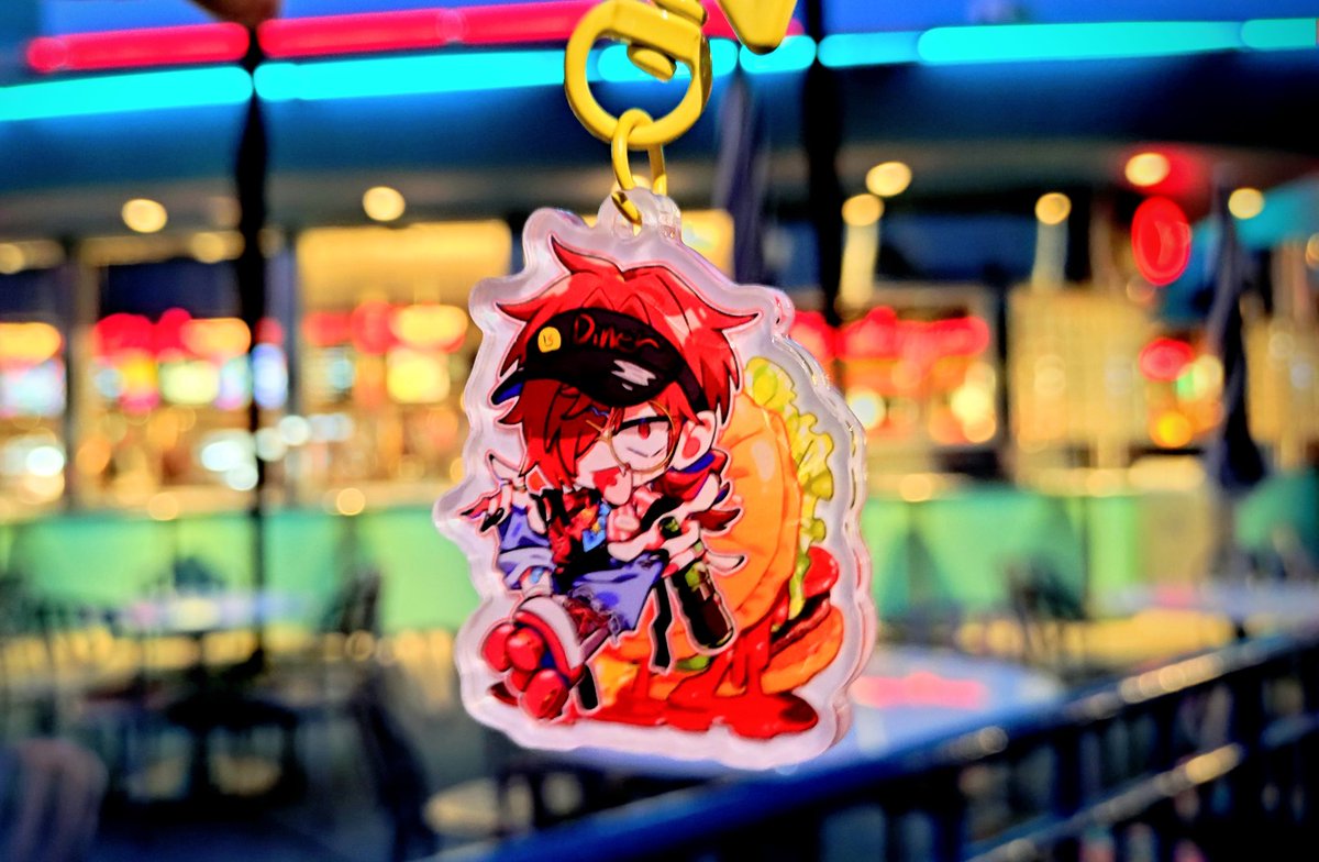 yyy_riko's tweet photo. 三枚目さん(@sanmai__me)の初ミニ個展にお邪魔してきました！🍔
コンセプトもカラーもハッキリしていて、目がずっと楽しかったです！

初のグッズも嬉しすぎてアクスタの保護シートも剥がさぬまま写真も撮りました🥳笑

21日までなので大阪中崎町へぜひ！
(※お休みの日もあります)
#DDDダイナー https://t.co/zWp4WSA8b6
