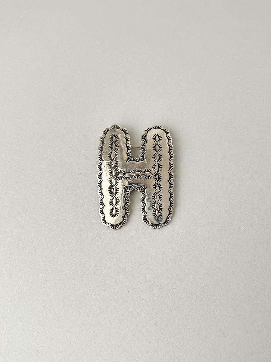 SUNDAYMARCH30's tweet photo. NEW!!!
ナバホ族　シルバースタンプワークSUNDAY MARCH 30ピン【H】 

売り切れていましたHのピンを追加アップしました。
シルバーの高騰により今後の製作は未定のため、欲しかったという方はぜひどうぞ！
https://t.co/qlqud2tdNj https://t.co/ksvRG0tuPr