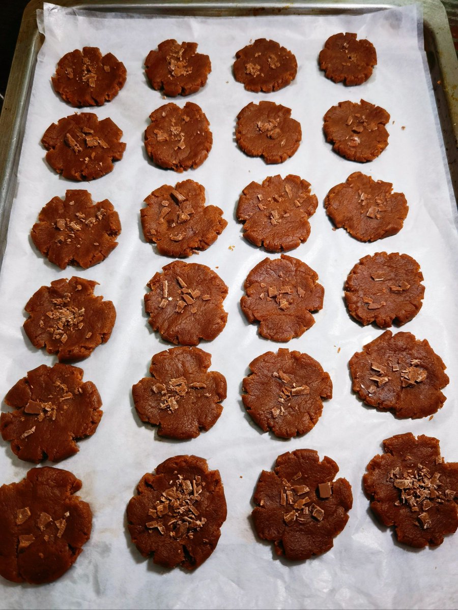 Cripcool's tweet photo. Just spent a cozy afternoon baking warm chocolate chip cookies—soft centers, crispy edges, and the whole kitchen smells like heaven!  What’s your go-to bake https://t.co/Mq5NIhCBgD