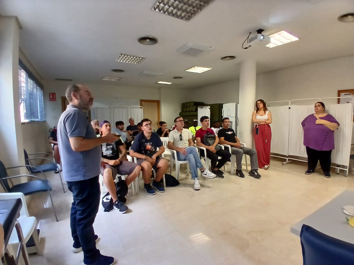SaludVictoria's tweet photo. Seguimos con taller de RCP para alumnos de Formación de Caritas, impartido por Dr. Francisco Serrano y Laura, logopeda de Victoria
#SomosVictoria #Victoriacontigo https://t.co/KcwnLmKzMM