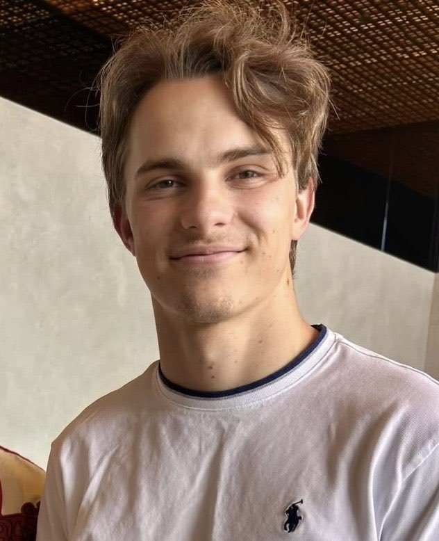 oscdrid's tweet photo. I JUST SEE THIS PIC, AND LOOK AT HIS HAIRRRR https://t.co/1Ow98rhCWz