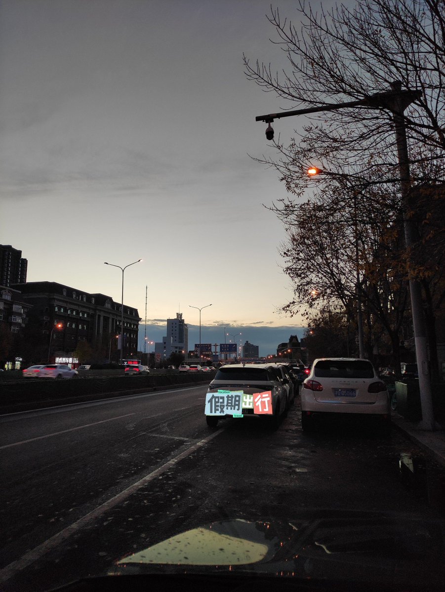 gabriel2787's tweet photo. Blurry city sunset + random street vibes = the perfect unplanned daily moment https://t.co/Gtei22rUrf