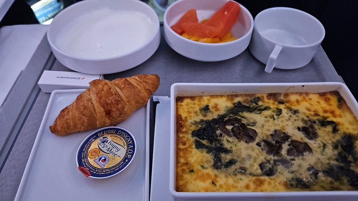 maruo0420's tweet photo. 韓国上空なう　羽田まで1時間半　朝食 https://t.co/127WId4eQZ