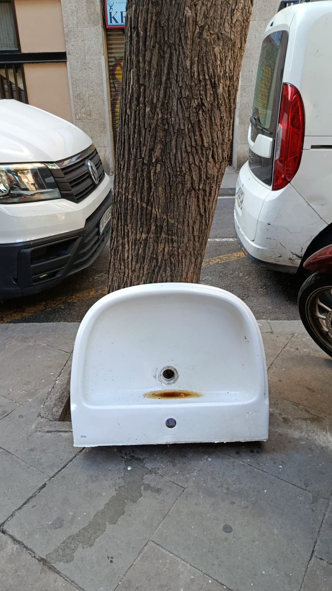 La4tu's tweet photo. @periketetu tres dies despres no has vingut a recollir la pica.

Ara ja la tens amb perfum de pipi i tot

Al mateix lloc, al #ravalabandonat https://t.co/mvGEd6sbIx