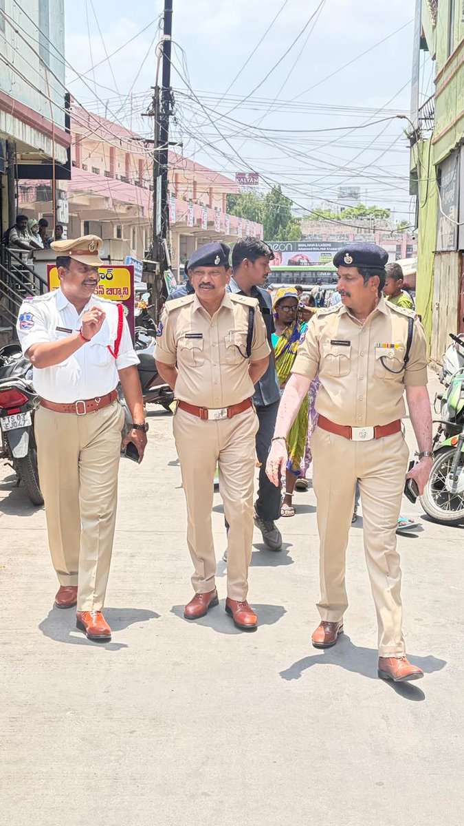 shohnktraffic's tweet photo. Today, along with the Additional DCP (Traffic) and ACP (Traffic), I met the Hanumakonda Bus Stand Depot Manager and inspected the bus stand  surrounding areas. Traffic management and passenger safety arrangements were reviewed, and necessary instructions were issued.
@cpwarangal https://t.co/gTwUHG9Rdn