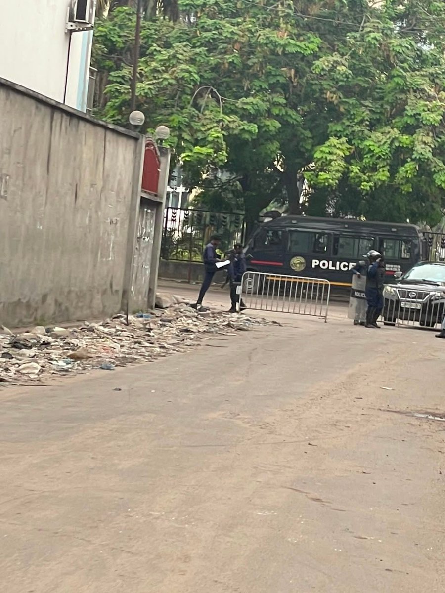 MosoloJulda's tweet photo. #RDC
le Palais du peuple, quadrillé par les éléments de la Police et des #FARDC. https://t.co/3uZ2r7dlCt