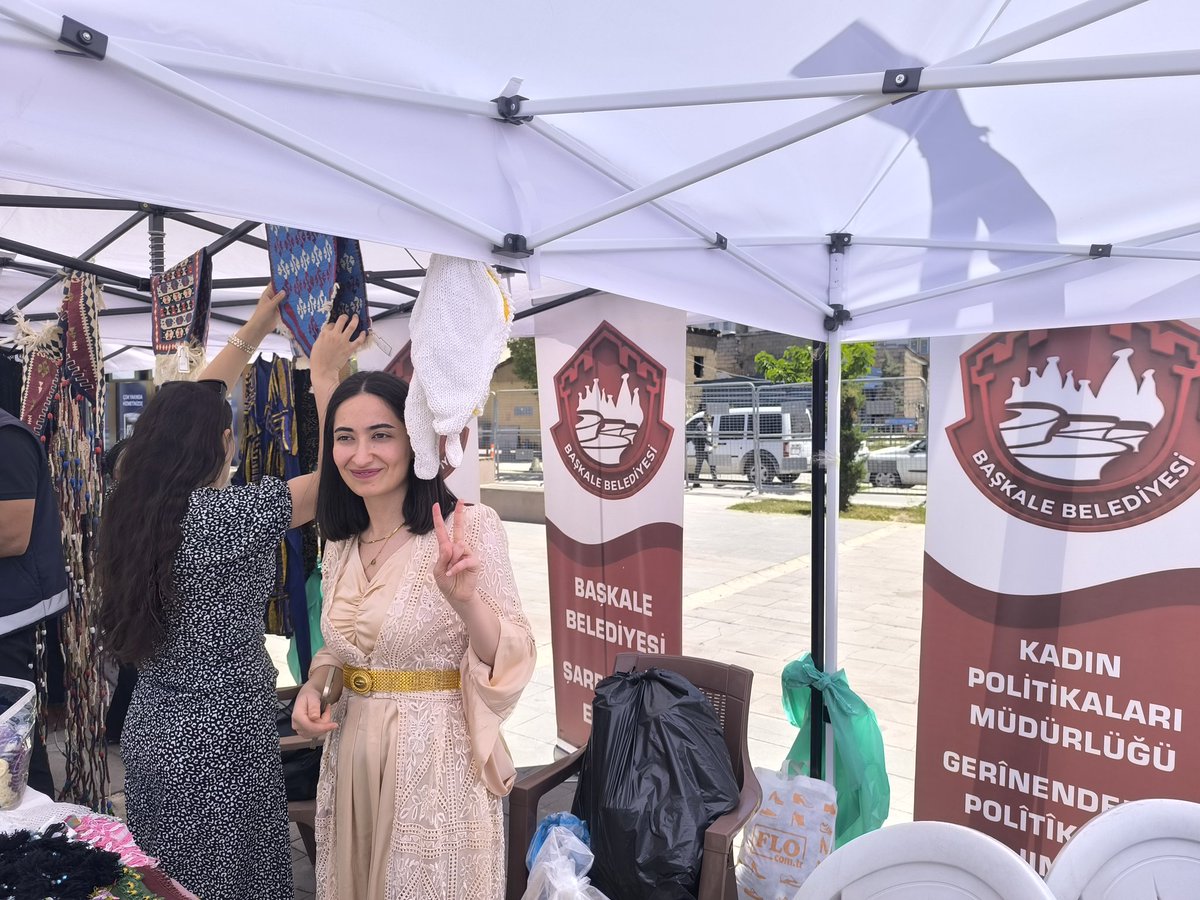 BaskaleB's tweet photo. Hilberî Kadın Emeği Festivali’nde Yerimizi Aldık
İpekyolu Belediyesi ev sahipliğinde düzenlenen Hilberî Kadın Emeği Festivali başladı. 12-13-14 Haziran tarihlerinde gerçekleştirilecek festivalde Başkale Belediyesi olarak standımızla yerimizi aldık. https://t.co/SjuCJ1wzxZ