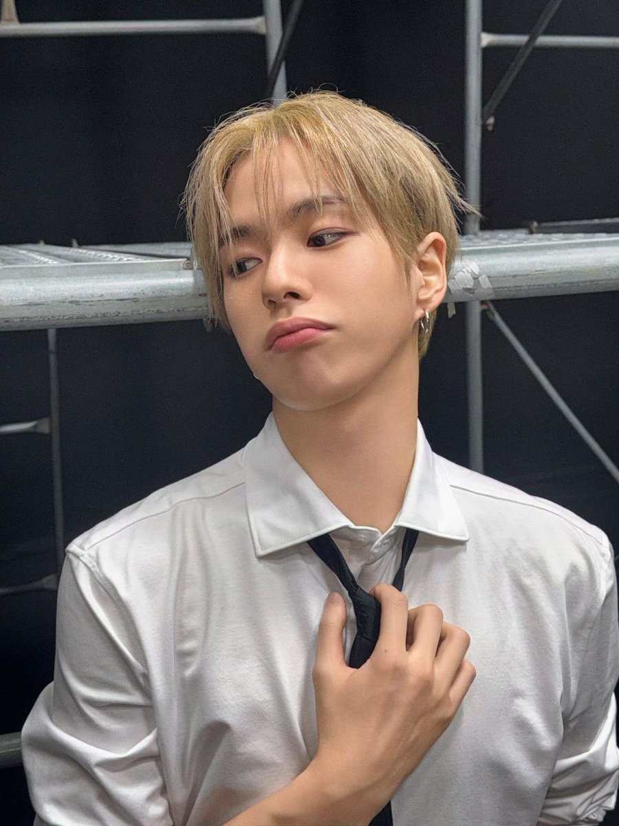Jawhyuk's tweet photo. @VALOURVNDLS Hi. This is Jaehyuk from Treasure, minat /gabung sama dd-dd imut dan sobat-sobat Treasure lainnya. https://t.co/RUKb0jmfhe