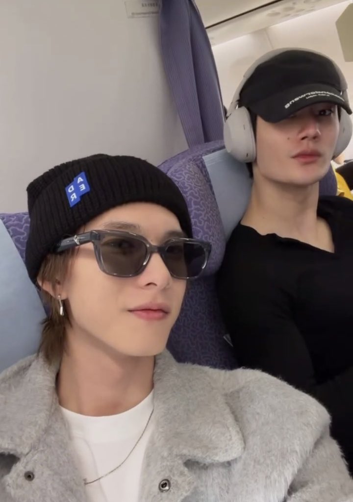 ppurpleur's tweet photo. บนเครื่องแม่นั่งกับใครไม่รู้ แต่หนูนั่งกับแฟนจ่ะ 😼💘 https://t.co/K1Xcx8XQ8J