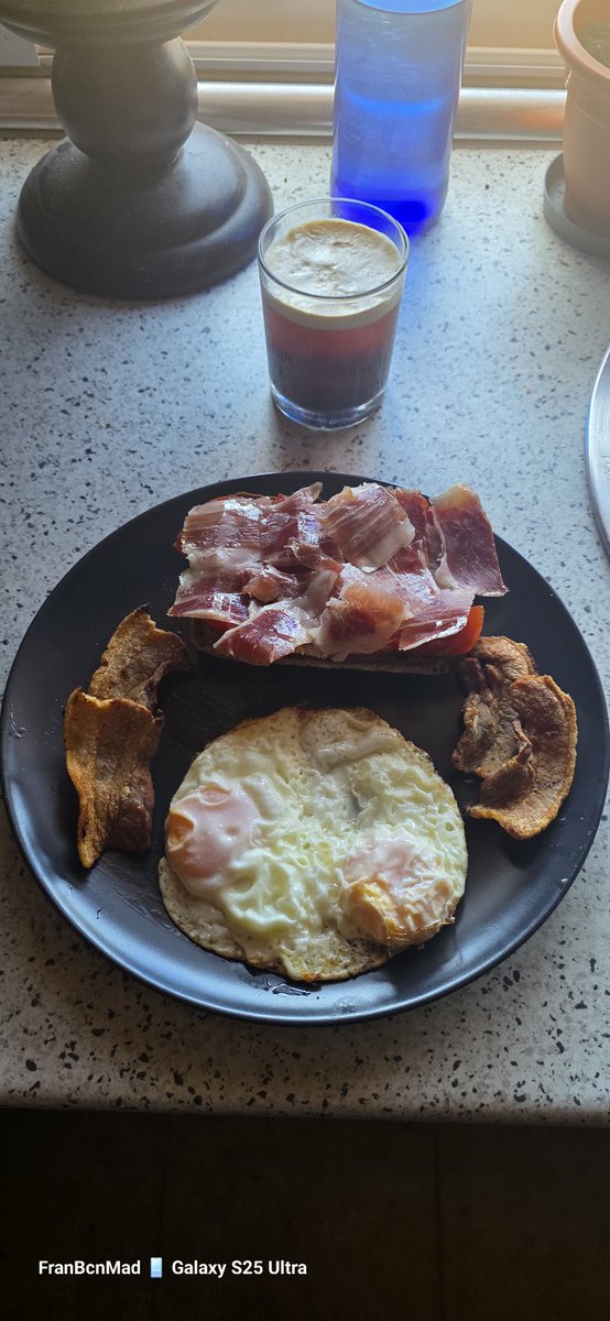 FranBcnMad's tweet photo. #DesayunandoEnCasa #CaféConHielo #PanIntegral #Tomate #JamónBellota #HuevosFritos #Panceta 🤤🤤🤤🤤 https://t.co/7x257WFQoK