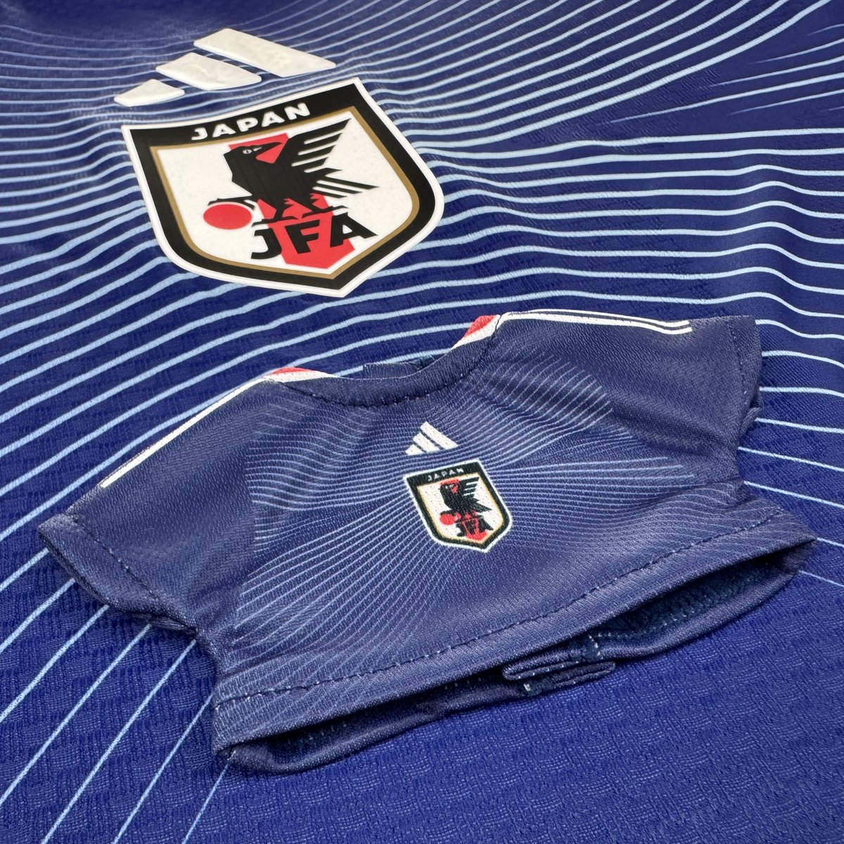 adidasJP's tweet photo. Adoとのユニフォームソング「綺羅」リリースを記念して、特別な抽選キャンペーンを実施🎁​

サッカー日本代表 2026 ホーム ぬいぐるみ ユニフォームを、adiClub会員333名様にプレゼント。​
​
応募締切：7月31日 23:59まで⏳​
​
📲 https://t.co/q1HZDs5wHV​
​
※ユニフォームのみのプレゼントです​
※ぬいぐるみ本体は含まれません​

adidas is the OFFICIAL SUPPLIER of the Japan National Team ​
​
#サッカー日本代表