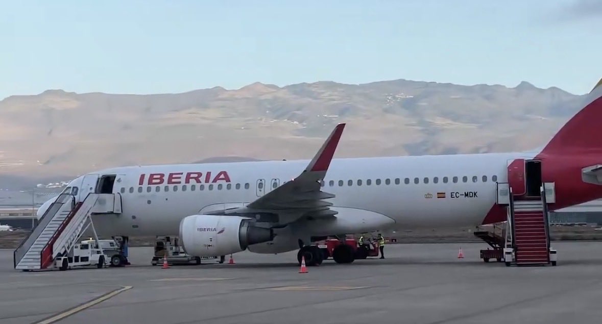 antony67's tweet photo. @Pontifex arrived in #Tenerife . The aircraft and crew were changed today. It operated by @Iberia #A320. Aircraft registration number #EC-MDK #airbus https://t.co/udnbwycL1h