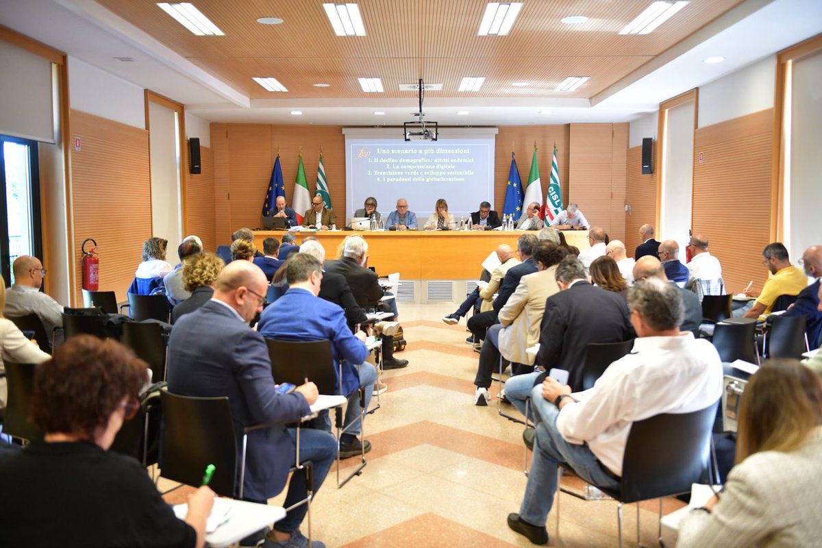 CislNazionale's tweet photo. #DanielaFumarola al Centro Studi #CISL a Firenze: «Il #LibroVerde che oggi iniziamo a delineare non vuole essere un documento da consegnare agli archivi. Vuole diventare una piattaforma aperta di confronto nazionale: il primo tassello di una proposta organica che la CISL intende aggiornare, consolidare e offrire al Paese. Non una somma di rivendicazioni, ma una visione condivisa di sviluppo, lavoro e coesione».
#PattoSociale #partecipazione #lavoro