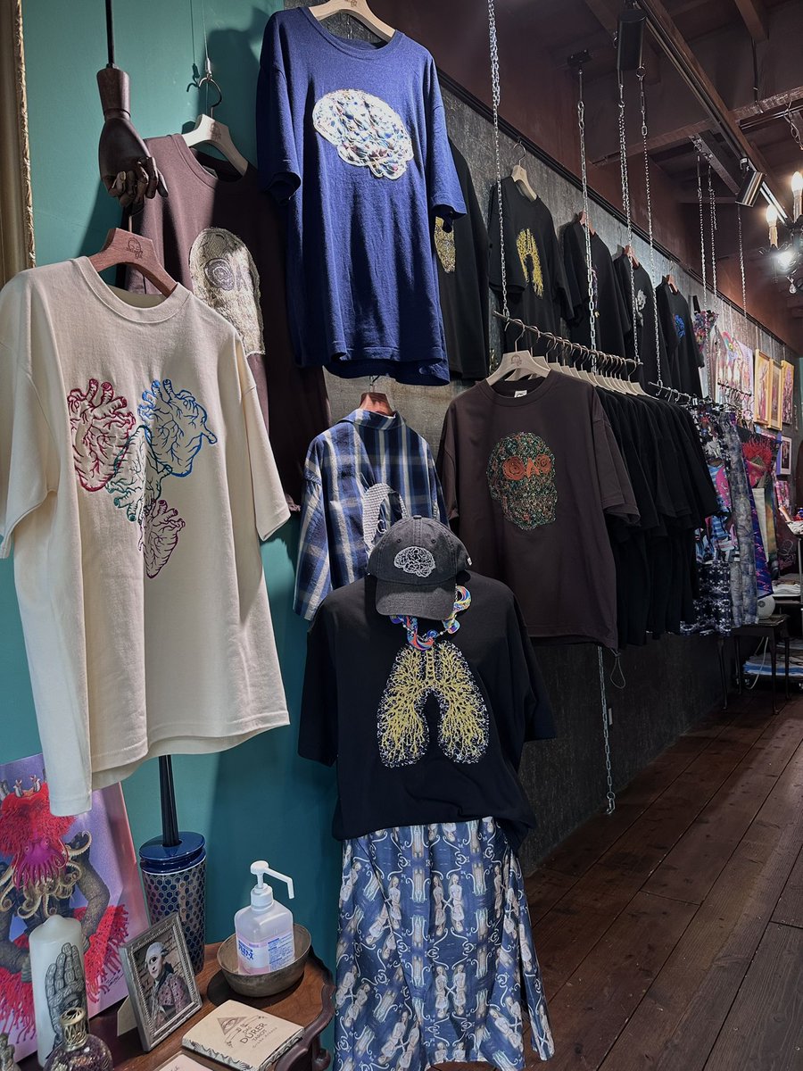 hellbent_lab's tweet photo. 京都北山hellbent lab. Atelier&amp;shop
明日からの6/13(土)、14(日)は午後13時-18時までオープン致しますので、ご予約無しでご来店頂けます‼︎

これからの季節の主役となる妖しいTシャツ色々あります！お近くにお越しの際は是非、お立ち寄り下さいませ。 https://t.co/242aAlOmit