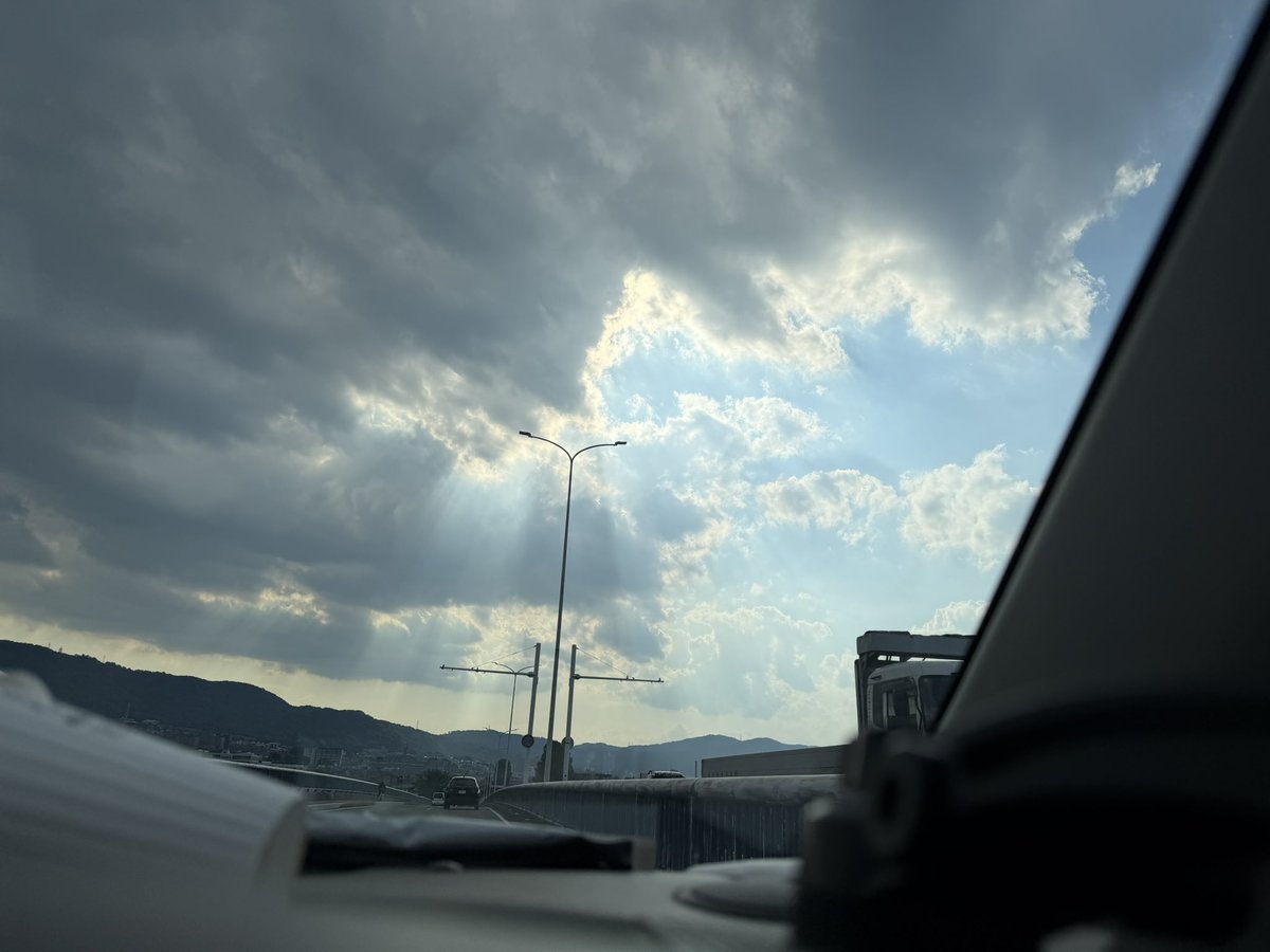 door_19's tweet photo. 今日も出勤前に山科から四条までウォーキング。初めて五条側を通ったのですが住宅街&amp;坂&amp;坂&amp;坂でツラミ……と思っていたのですが後半は楽しかった。夏の景色だね。 https://t.co/jRTfasfH4G