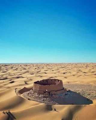 Rainmaker1973's tweet photo. Built over 1,000 years ago in the dead center of an ocean of sand dunes, nobody actually knows who constructed this circular fortress. 

This is Ksar Draa in Timimoun, Algeria: an ancient architectural marvel whose true origin story is completely lost to time. https://t.co/uqLYyBeCks