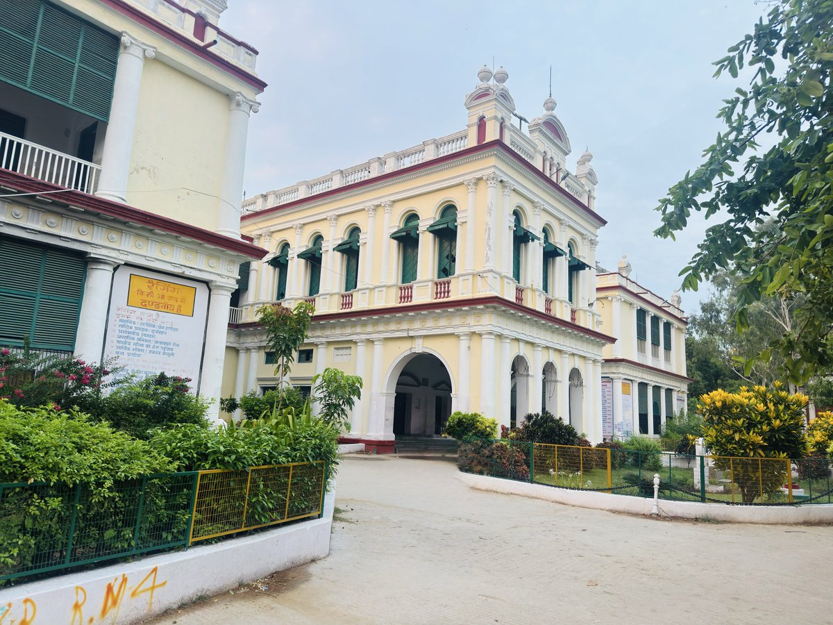 bihaRizz's tweet photo. Dutch Factory, Patna

first successfully established European factory in Bihar built in 1632AD. 

Primary trade items : Cotton, Opium and Saltpetre. 

Current status : Patna College secretariat. https://t.co/4hYEWGGGXK
