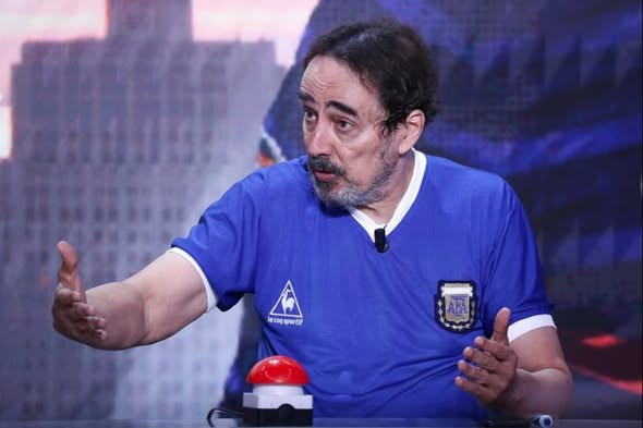Generations7080's tweet photo. ⚽️🏆 La Coupe du monde de foot a débuté !

Automatiquement, je pense à ces quatre commentateurs sportifs :

La passion de Thierry Roland,
L'élégance de Thierry Gilardi,
L'incollable Didier Roustan
La voix unique d'Eugène Saccomano.

Ils ne commenteront pas cette Coupe du monde, mais ils resteront à jamais dans la mémoire des amoureux du ballon rond.

#Coupe_du_monde #WorldCup2026 #Fifa
