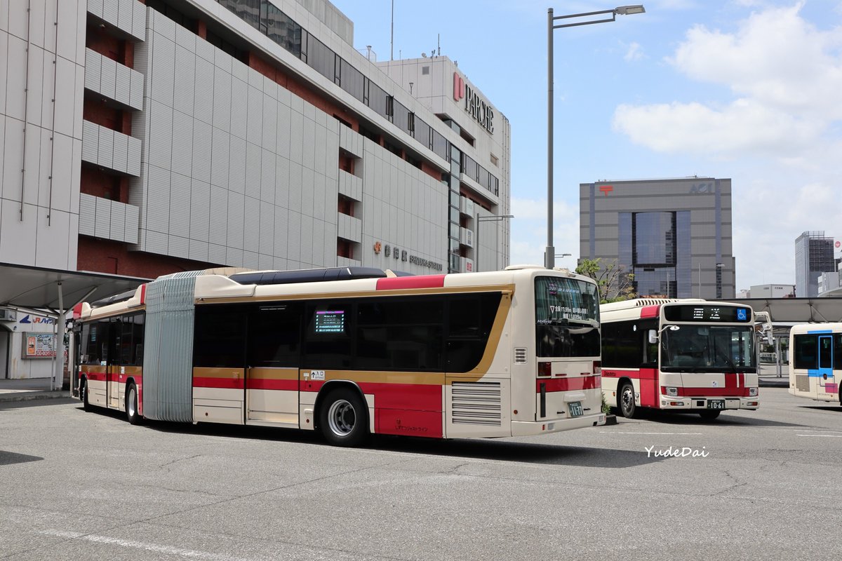 Boiledseabream's tweet photo. 先日、静岡駅を通りがかったら連節バスが
見かけたのは美和大谷線の急行運用に入っていた1177で、静鉄では日野を導入したようです

数年前に東京で乗車して以来の連節バス、日本平を駆け抜ける姿も見てみたいものです https://t.co/KfbNHG6sxU