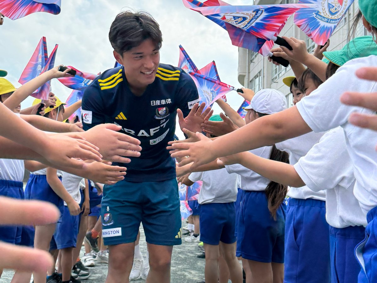 fmarinos_yyy's tweet photo. 🏫━サッカースペシャルキャラバン━⚽️

#山根陸 選手と #関富貫太 選手は
野比東小学校に⚽️🔴⚪️🔵

靴紐を結んであげる山根選手😊

２人組を作るゲームのはずが
関富選手…よく見ると…👀👦🏻

子どもたちから大人気の2人でした✨

#fmarinos #横須賀市 https://t.co/M3G0lZjHhj