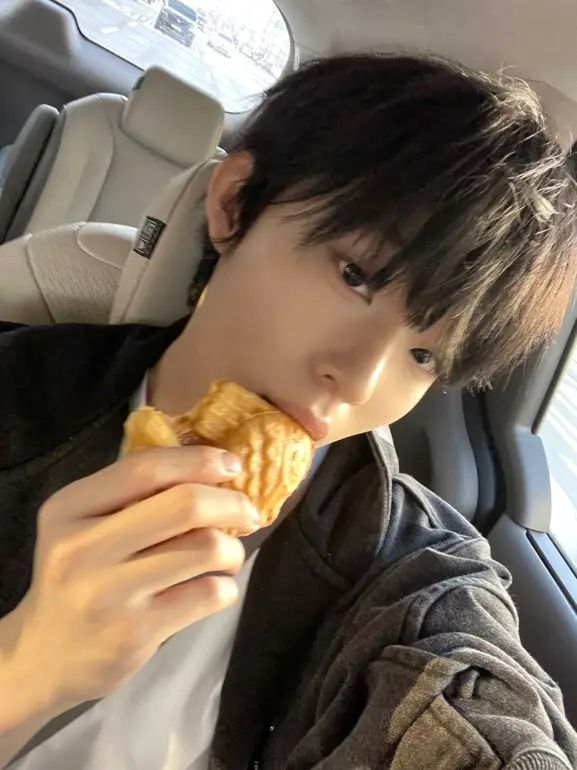 kurakenao's tweet photo. ㅤ
#RITZ_NATION
𝗡𝗔𝗢 send a new post.
⋮              /| _ ╱|、  
             ( •̀ㅅ •́  )
       ＿ノ ヽ ノ＼＿ 
    /　`/ ⌒Ｙ⌒ Ｙ　 \
 ( 　(���ヽ人　 /　 　|
|　ﾉ⌒＼ ￣￣ヽ　 ノ
ヽ＿＿＿＞､＿＿／
          ｜( 王 ﾉ〈 
           /ﾐ`ー―彡\ 
⋮ Nyam nyam!
ㅤ https://t.co/TXor0CI0L7
