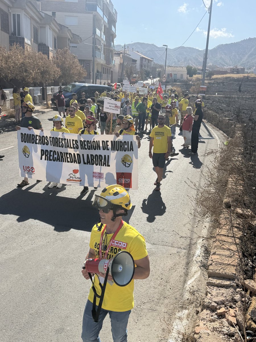 SitrasBbff's tweet photo. 🚒🌲 Hoy, los bomberos forestales de la Región de Murcia hemos salido a la calle para reivindicar nuestros derechos, unas condiciones laborales dignas y el reconocimiento que merece un colectivo esencial para la protección de nuestros montes y de toda la ciudadanía.

🤝 Queremos agradecer especialmente al pueblo de Los Garres su apoyo, participación y cariño durante esta manifestación. Vuestra presencia nos da fuerza para seguir luchando por un servicio público forestal fuerte y de calidad.

💪 Seguiremos defendiendo nuestros derechos y trabajando por la seguridad de todos.

#BomberosForestales #BBFFMurcia #RegiónDeMurcia #LosGarres #SITRAS #FernandoLópezMiras #ConsejeríaDeMedioAmbiente #MedioAmbienteMurcia 🚒🌳✊