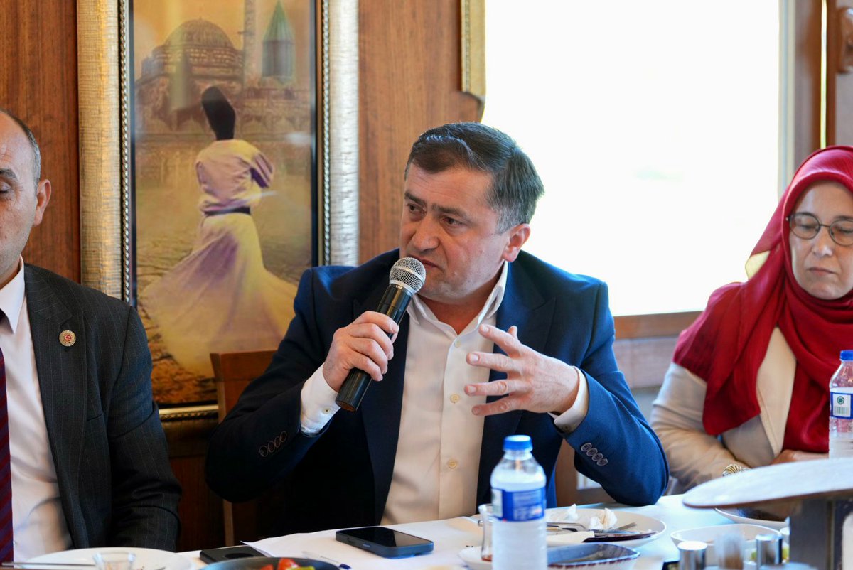 BBvolkanyilmaz's tweet photo. Bu sabah güne, Zeytinburnu ilçemizin değerli muhtarlarıyla başladık. "Söz Muhtarlarımızda" diyerek karşılıklı fikir alışverişinde bulunduk. Katkı ve katılımları için kıymetli muhtarlarımıza teşekkür ediyorum. https://t.co/hW1ExE1nQ0