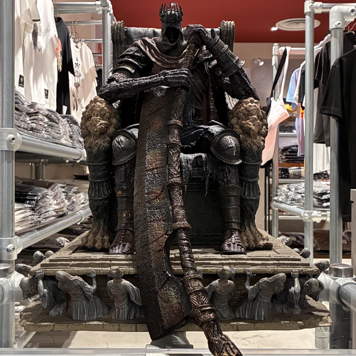 mamegyorai_jp's tweet photo. 【心斎橋PARCO店情報】

「May the sun shine upon this Lord of Cinder.（薪の王に、太陽があらんことを）」
ジークバルトの古き友であり、罪の都の孤独な王『巨人ヨーム』が心斎橋店に訪れています。迫力ある1/12サイズをぜひ店頭でご覧ください。

◼️販売価格:¥165,000
※心斎橋PARCO店のみ、購入可能。
※オンラインからも購入できます➡️ https://t.co/s5pCYjDFPn
 #Darksouls