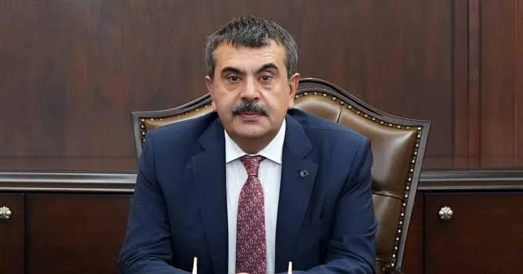 haberebibak's tweet photo. Milli Eğitim Bakanı Yusuf Tekin eğitim sisteminde planlanan yeni adımları açıkladı:

🔺 Zorunlu eğitimin süresiyle ilgili dünyadaki tartışmalara dikkat çeken Tekin, bilgiye erişimin kolaylaştığı bu dönemde 12 yıllık zorunlu eğitim ve 4 yıllık lisans eğitiminin doğruluğunu zihinsel olarak tartışmak istediklerini belirtti.

🔺 Önümüzdeki yılın akademik takvimine göre birinci yarıyılda ara tatil yapılacağını, ikinci yarıyıldaki ara tatilin ise Ramazan Bayramı haftasıyla birleştirileceğini duyurdu.

🔺 LGS'de bu yıl ilk kez sınav güvenliği için sınıflara kamera yerleştirileceğini, kameraların sadece sınav saatinde çalışacağını ve kayıtların yalnızca bir sorun yaşanması halinde inceleneceğini söyledi.