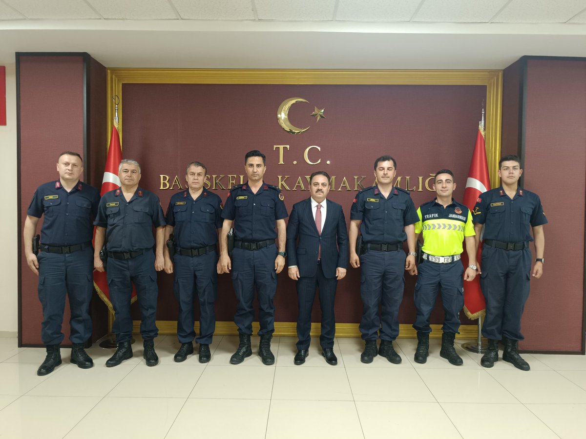 tcbasiskele's tweet photo. Jandarma Teşkilatı’nın 187'inci kuruluş yıl dönümü münasebetiyle İlçe Jandarma Komutanı J. Ütğm. Burhan DEMİR  ve beraberindeki jandarma personeli Kaymakamımız Dr. Soner ŞENEL'i makamında ziyaret etti. https://t.co/vQhZOX2CQC