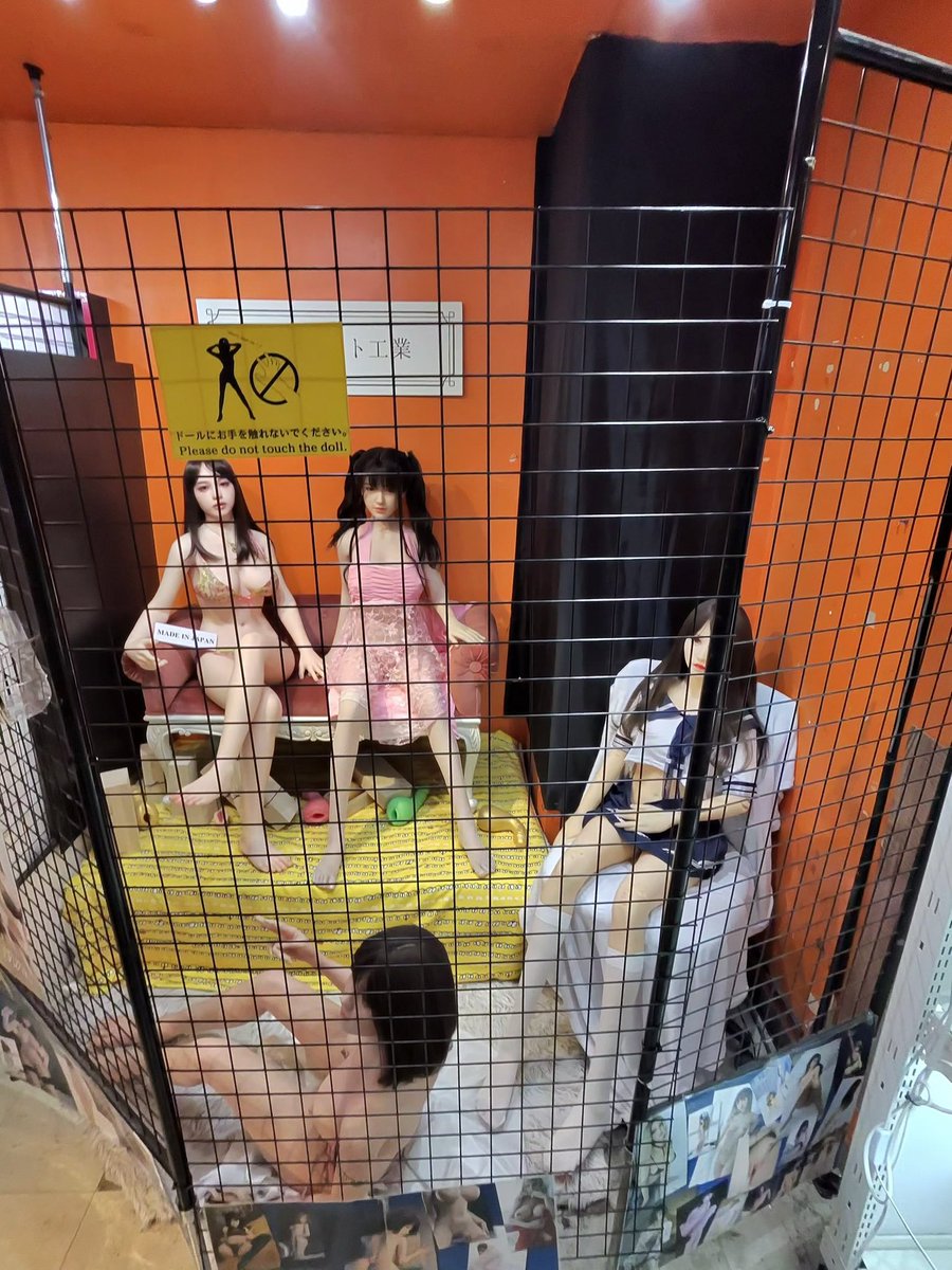 TheChunkUK's tweet photo. I wasn't exactly looking for porn here in Tokyo, but found it anyway… 🤭 https://t.co/veXUEojBbe