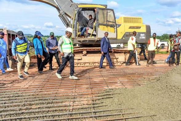 Abdulrasheedgml's tweet photo. President Tinubu and Minister David Umahi are delivering visible infrastructure improvements across Nigeria. Their commitment to quality roads and national development is driving progress and strengthening the Renewed Hope agenda.#NigeriaWorks #InfrastructureDevelopment #Umahi https://t.co/IBMcWO08Nj