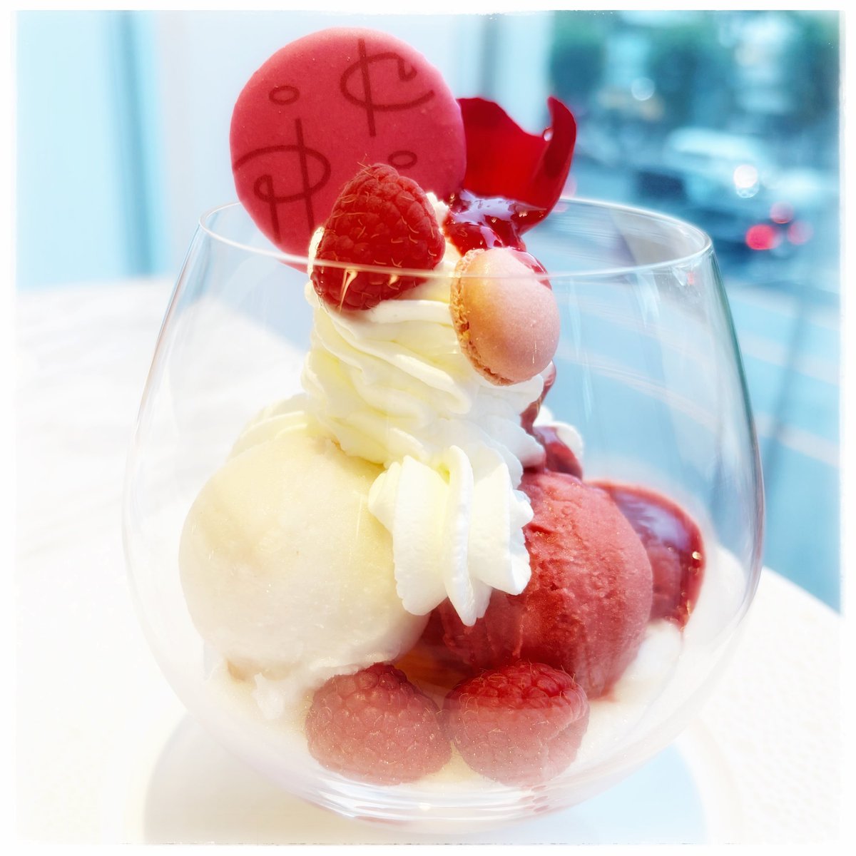 rairariar's tweet photo. 1ヶ月遅れで誕生日ケーキというかソルベいただいた……🙏💕
底に生ライチが入ってるんだけど、添えてある程度かと思ったらだいぶ敷き詰められていて、ライチ大好きなので有り難すぎた😭🙏✨ https://t.co/TB8Qjm9Eih