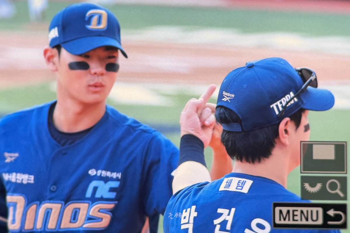 onwooju_7's tweet photo. 하이파이즈 하자고 불러놓고 박건우가 김주원한테 뻐큐하고감 ㅅㅂㅠㅠ
#김주원 #박건우 #엔씨다이노스 https://t.co/BKxjEdR3at