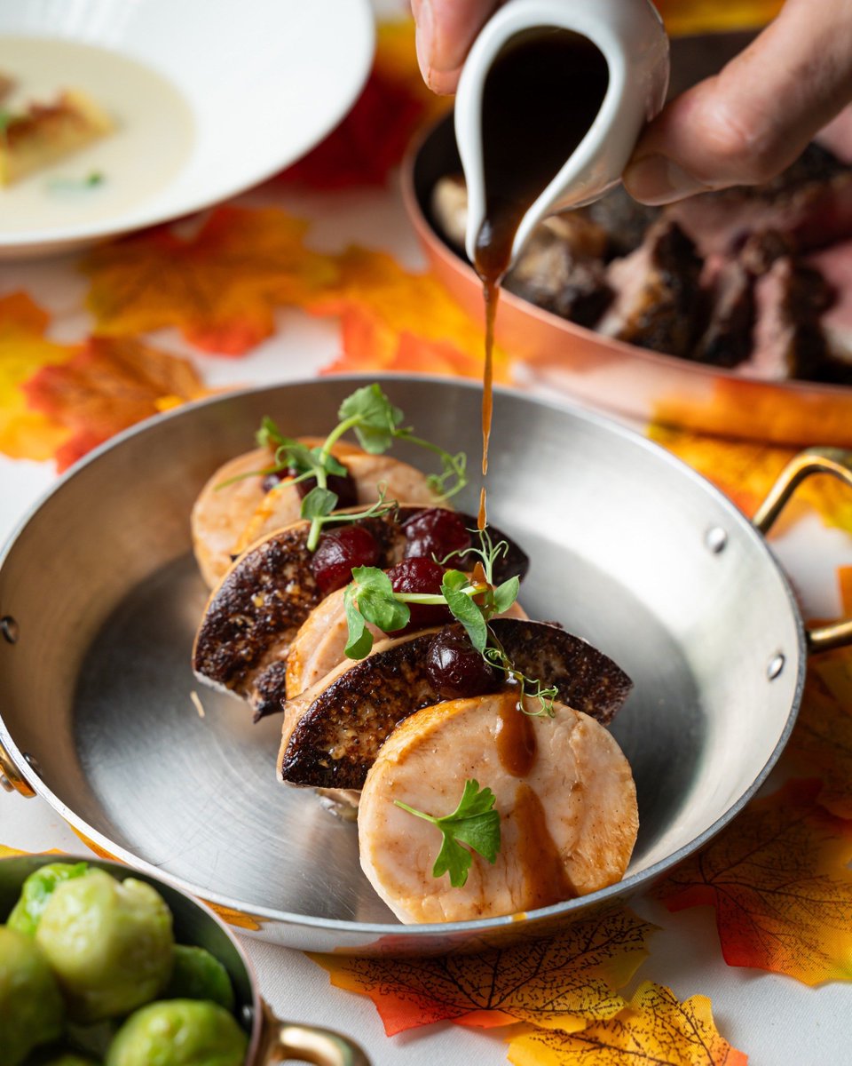 teppichshop's tweet photo. Thanksgiving feast alert! Roasted turkey, garlic mashed potatoes, cranberry sauce u0026 homemade pumpkin pie—your perfect holiday comfort meal is here! Limited spots, book now!， https://t.co/EwgsxPcHUT