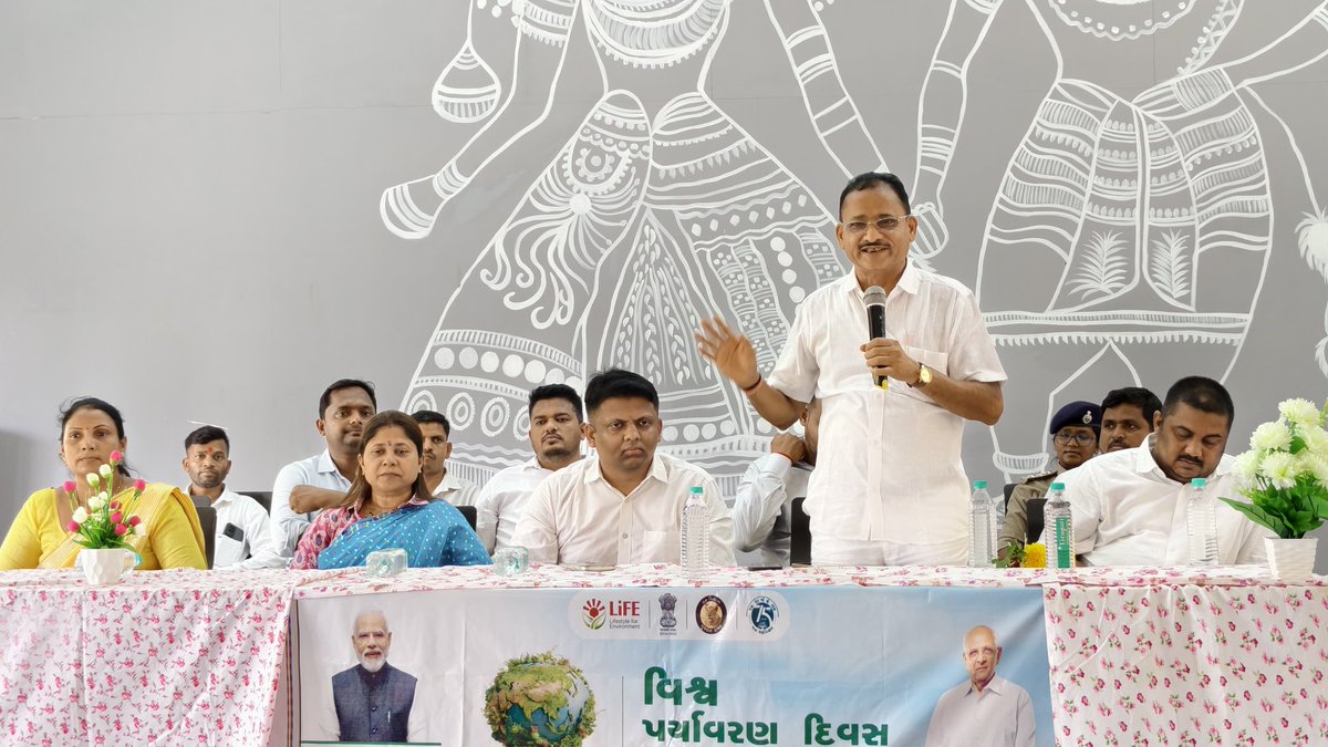 ArvindPatel178's tweet photo. આ નિમિત્તે વલસાડ ડાંગ સાંસદ શ્રી ધવલભાઈ પટેલ, જિલ્લા પંચાયત પ્રમુખ શ્રીમતી હેતલબેન પટેલ, ગુજરાત પ્રદેશ આદિજાતિ મોરચાના મહામંત્રી શ્રી મહેન્દ્રભાઈ ચૌધરી,  સંગઠનના વિવિધ શ્રેણીના હોદ્દેદારો તથા અન્ય મહાનુભાવો ઉપસ્થિત રહ્યા હતા...
"મુક્તિનું જીવન અને પર્યાવરણની બચાવણી એ આપણી જવાબદારી" 

#12YearsOfSeva