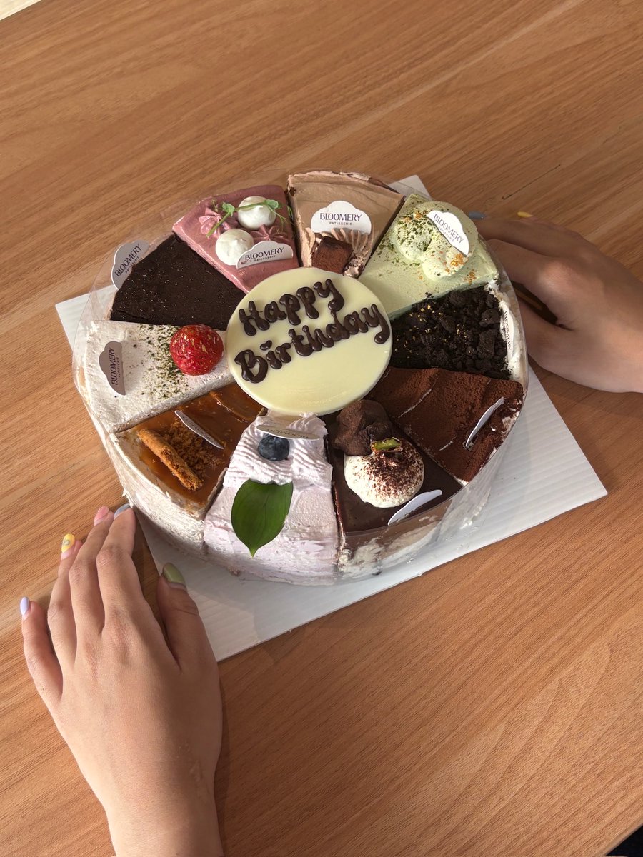 itsbloomery's tweet photo. @Ofkazee Buat referensi🥰🍰🎂 https://t.co/cUOtmwhYkp