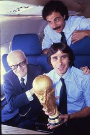 MaxMasonBiaggi's tweet photo. CON GLI UOMINI DABBENE DI CENTROSINISTRA #SANDROPERTINI #ROMANOPRODI, L'#ITALIA NON SOLO ANDAVA AI MONDIALI DI CALCIO, MA LI VINCEVA. COI MAFIOSI FASCISTI #IGNAZIOLARUSSA E #MARINABERLUSCONI, IL CALCIO ITALIANO É 1 MERDA. #INTER E #MILAN SONO DELLA #NDRANGHETA (#GARLASCO SYSTEM)! https://t.co/84mMCTwZ55