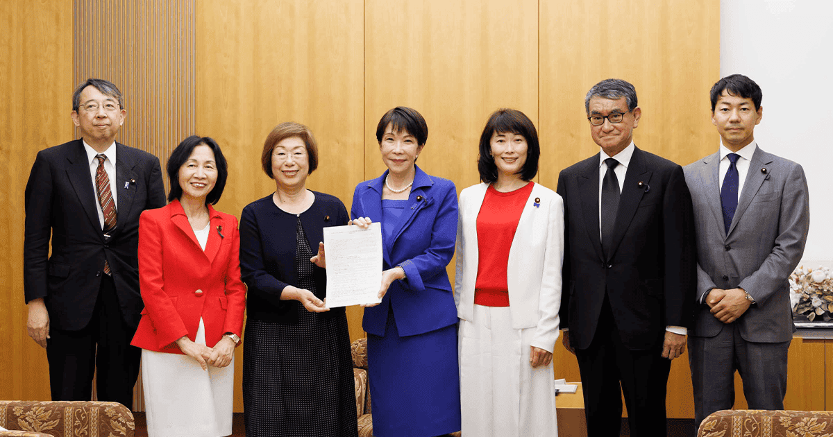 jimin_koho's tweet photo. 【提言】
「文化立国調査会長」では、本年の骨太方針や成長戦略の策定に向けて、提言をとりまとめました。
主な内容は以下の通りです。

（1）諸外国との比較においてわが国の文化投資は未だ少なく、自動車関連産業を上回り約100兆円ともいわれる文化関連産業が日本全体の成長の起爆剤となる基幹産業であることを今こそ強く認識

（2）文化と経済の好循環を実現するため、これまで補正予算で獲得した分や国際観光旅客税の文化庁分倍増を含め、文化庁予算について2030年度までに年間4,000億円を目指し、大幅な拡充を提言

（3）ソフトパワーを十全に引き出すべく、諸外国の事例も参考にしつつ、司令塔としての文化省（仮称）の創設も視野に体制を抜本的に強化

📖提言はこちら（「日本文化を、強く豊かに。」～文化立国実現に向けた国家戦略の構築～）
https://t.co/6ye45xHgqw