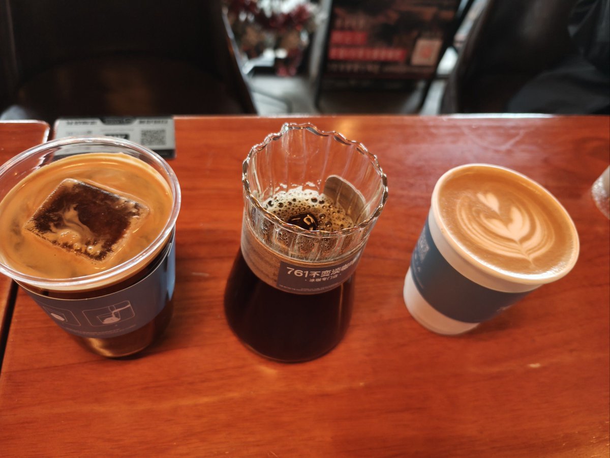 zwieber574285's tweet photo. Hey, just grabbed your favorite iced latte on my way over! Quick coffee chat about that upcoming project, want to meet at the lobby in 5 https://t.co/Pv7jxMEoDm