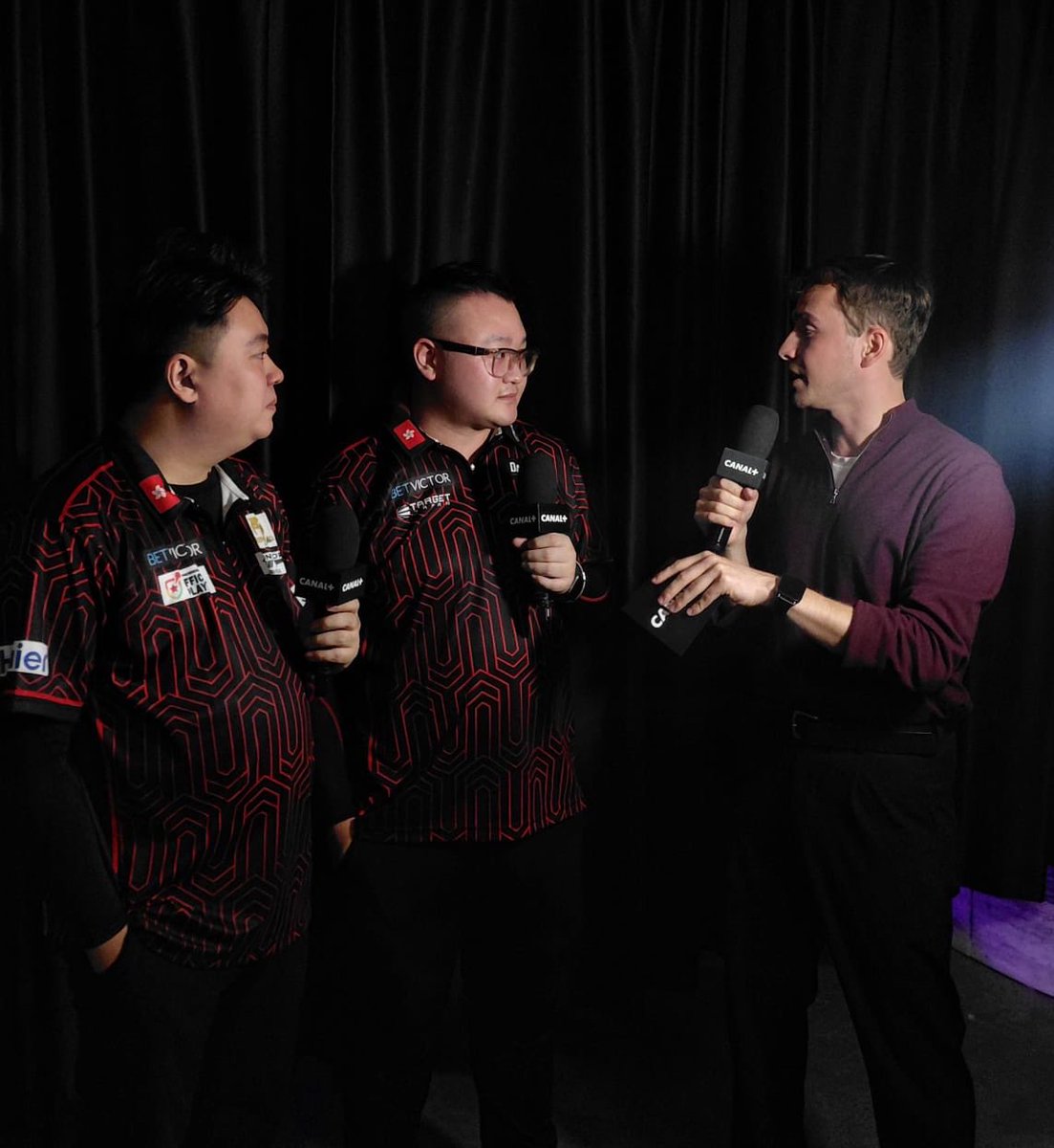 smiglooo_'s tweet photo. Ziomale z Hong Kongu zapraszają na drugi dzień zmagań World Cup of Darts! 🇭🇰

Jesteśmy od 11:30 w CANAL+: https://t.co/cpsZQDysrU https://t.co/Omyfhs3fMS